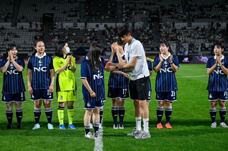 이랜드 엄예훈이 서울 이랜드 퀸컵 팀 주장 이지슬 씨에게 완장을 전달하고 있다. 사진=서울 이랜드 FC 제공