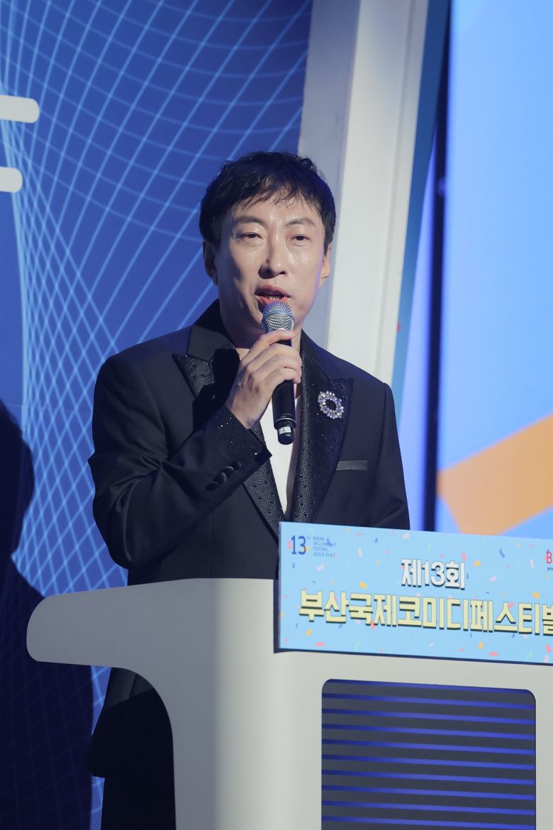 제13회 부산국제코미디페스티벌이 29일 부산 해운대구 벡스코 오디토리움에서 개막식을 열고 열흘 간의 대장정을 시작했다. 개막공연 MC를 맡은 개그맨 박명수. 부산국제코미디페스티벌 조직위원회 제공