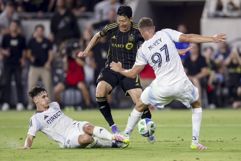 LAFC 손흥민이 홈 데뷔전에서 공격포인트를 올리지 못했지만 존재감을 보여줬다. 1일 미국 캘리포니아주 LA BMO 스타디움에서 열린 2025 MLS 31라운드 샌디에이고전에 공을 다투고 있다 사진=AP/뉴시스