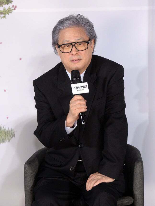 박찬욱 감독이 19일 서울 용산구 CGV 용산점에서 열린 영화 '어쩔수가없다(감독 박찬욱)' 제작발표회에서 질문에 답하고 있다. 영화 '어쩔수가없다(감독 박찬욱)'는 모든 것이 만족스러웠던 회사원 만수가 갑작스러운 해고 이후 가족과 집을 지키기 위해 재취업 전쟁에 뛰어드는 이야기를 담은 작품으로 이병헌, 손예진, 박희순, 이성민, 염혜란, 차승원 등이 출연한다. 사진=김두홍 기자 kimdh@sportsworldi.com