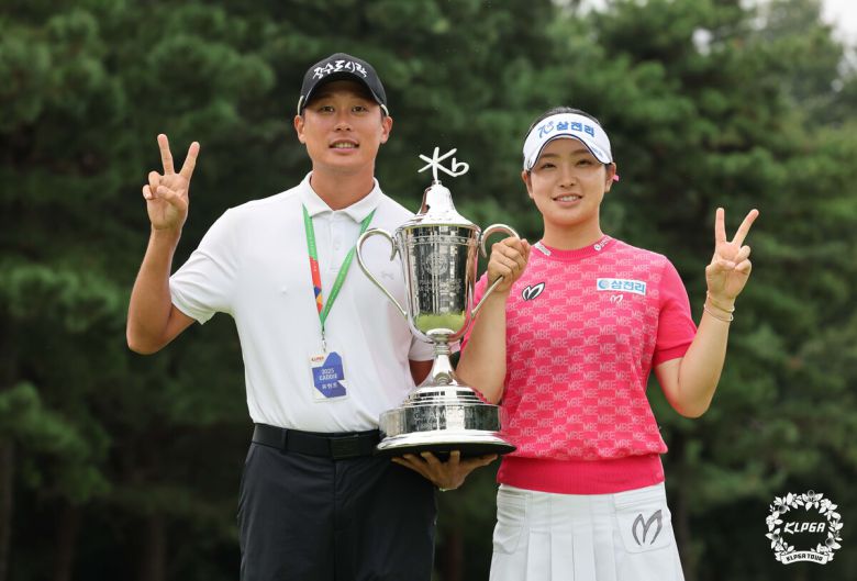 유현조가 7일 경기도 이천시 블랙스톤 이천에서 열린 KLPGA 투어 메이저대회 KB금융 스타챔피언십에서 정상에 오른 뒤 캐디와 함께 사진촬영을 하고 있다. KLPGT 제공