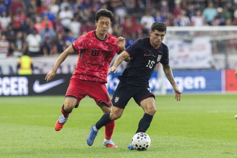 이재성(왼쪽)이 6일(현지 시간) 미 뉴저지주 해리슨 스포츠 일러스트레이티드 스타디움에서 열린 미국과의 친선 경기 중 공을 다투고 있다. 사진=AP/뉴시스