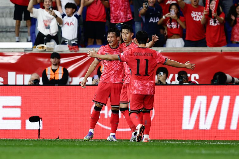 대표팀 손흥민(왼쪽에서 두 번째)이 7일 미국 뉴저지의 스포츠일러스트레이티드 스타디움에서 열린 미국과의 평가전에서 전반 18분 선제골을 넣은 뒤 동료들과 기쁨을 나누고 있다. 사진=대한축구협회제공