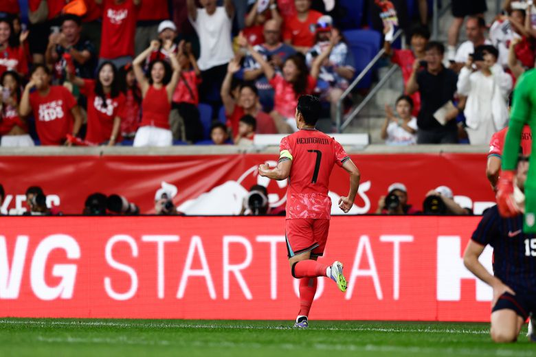 대표팀 손흥민이 10일 멕시코전에서 A매치 최다 출전 타이 기록을 쓸지 관심이 쏠린다. 손흥민이 지난7일 미국 뉴저지주 해리슨 스포츠 일러스트레이티드 스타디움에서 열린 미국과의 평가전에서 전반 18분 선제골을 터뜨린 뒤 동료들과 기쁨을 나누고 있다. 사진=대한축구협회 제공