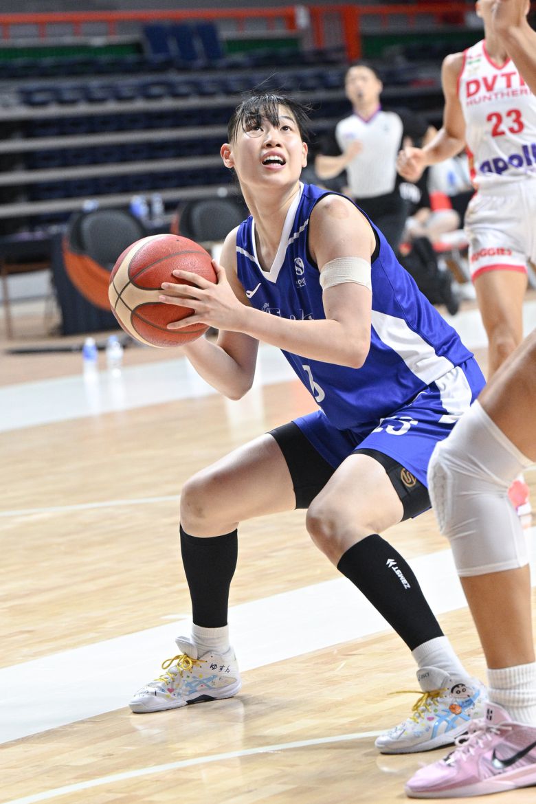 최고의 한 해를 보낸 신한은행 홍유순이 2년 차를 맞아 높아진 기대감에 부응하기 위해 구슬땀을 흘리고 있다. 홍유순이 박신자컵에서 슛을 시도하고 있다. 사진=WKLB 제공