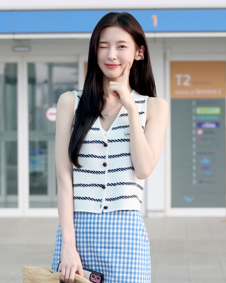 오마이걸 아린 공항패션. 자료=샥즈(SHOKZ) 제공