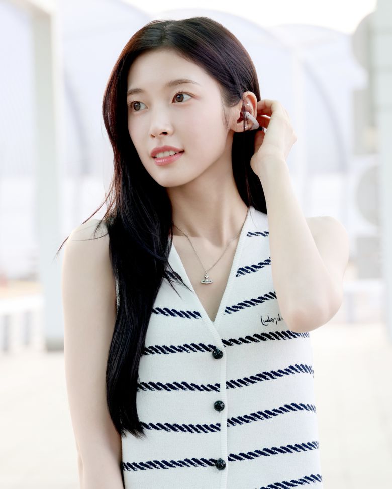 오마이걸 츄 공항패션. 자료=샥즈(SHOKZ) 제공