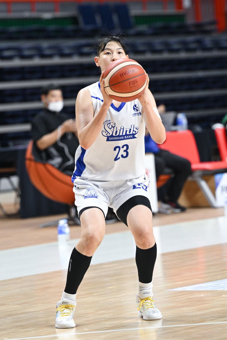최고의 한 해를 보낸 신한은행 홍유순이 2년 차를 맞아 높아진 기대감에 부응하기 위해 구슬땀을 흘리고 있다. 홍유순이 박신자컵에서 슛을 시도하고 있다. 사진=WKLB 제공