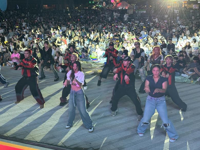 케이팝 랜덤 플레이 댄스 프로그램에서 참가자들이 음악에 맞춰 안무를 선보이고 있다. 이화연 기자