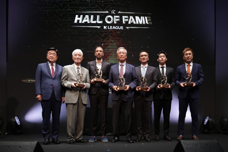 제2회 K리그 명예의 전당 헌액식 16일 서울 종로구 아산정책연구원에서 열렸다. 권오갑 한국프로축구연맹 총재, 김호 전 수원 삼성 감독, 데얀, 정몽준 대한축구협회 명예 회장, 김주성, 고(故) 유상철 감독 장남 유선우, 김병지 강원FC 대표이사(왼쪽부터)가 기념 촬영을 하고 있다. 사진=한국프로축구연맹 제공