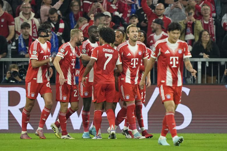 바이에른 뮌헨 선수단이 득점을 올리고 기뻐하고 있다. 사진=AP/뉴시스