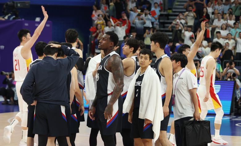 한국 남자농구 대표팀이 2022 항저우 아시안게임 남자농구 8강에서 중국에 패하고 아쉬워하고 있다. 사진=뉴시스