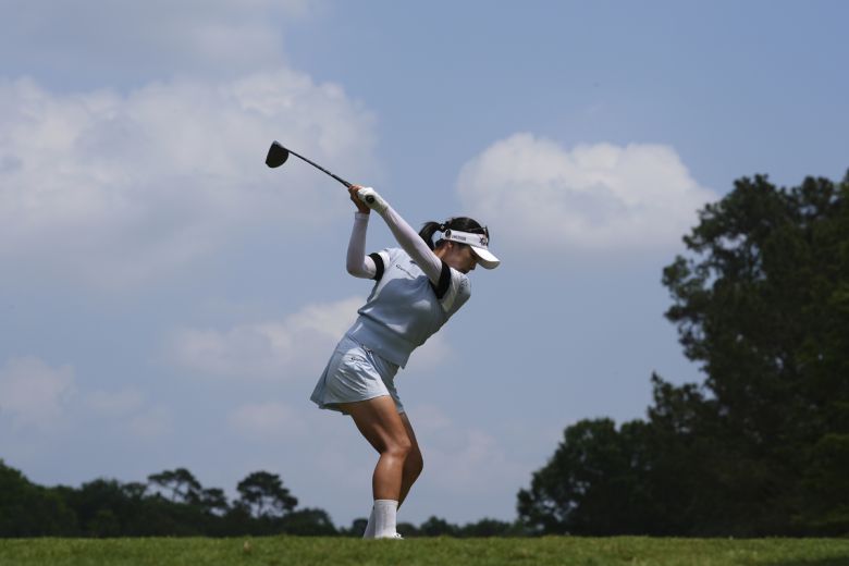 윤이나가 지난 4월 열린 미국여자프로골프(LPGA) 투어 셰브론 챔피언십에 출전해 힘차게 티샷하고 있다. 사진=AP/뉴시스