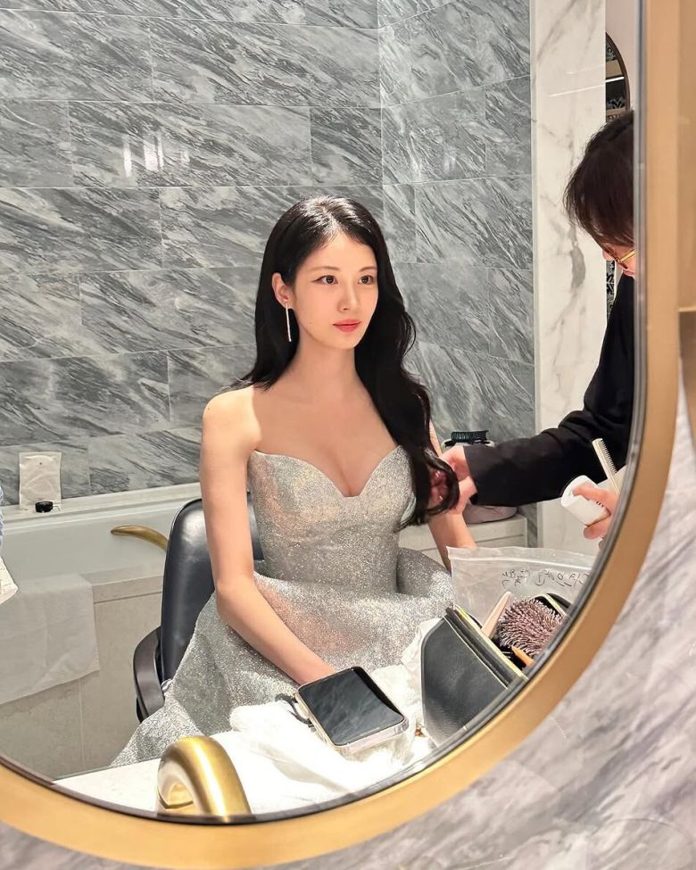 그룹 소녀시대 멤버 겸 배우 서현이 고혹적인 드레스 자태로 시선을 사로잡았다.  사진 = 서현 SNS 계정