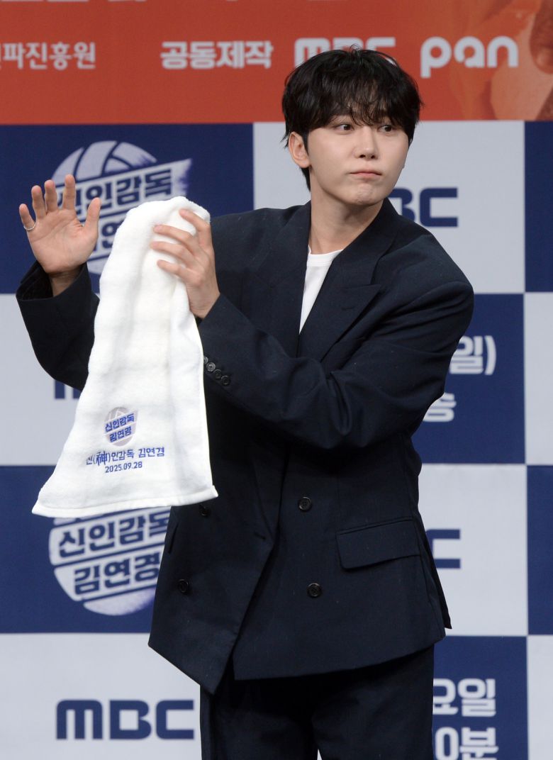 가수 부승관이 24일 서울 마포구 MBC 골든마우스홀에서 열린 MBC 새 예능 프로그램 ‘신인감독 김연경’ 제작발표회'에서 포즈를 취하고 있다. 김두홍 기자