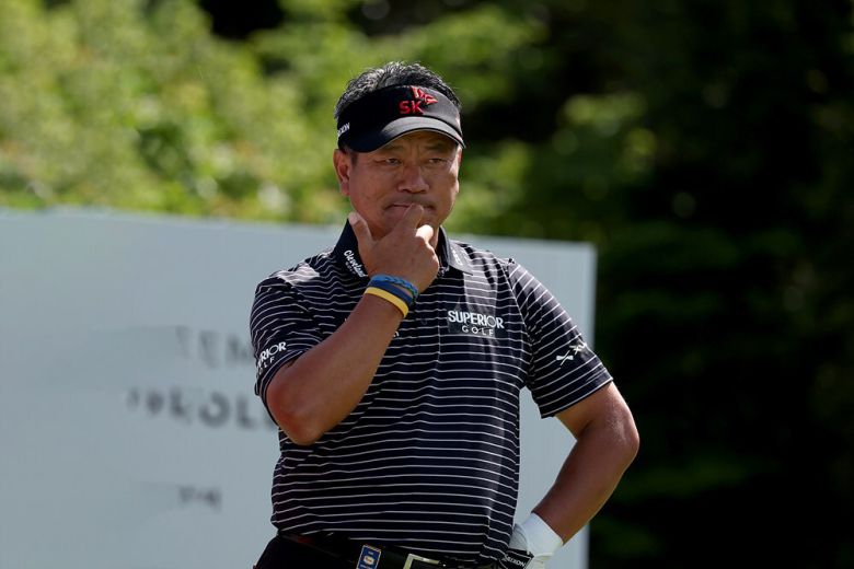 최경주가 코스 공략을 고민하며 생각에 잠겨 있다. 사진=KPGA 제공