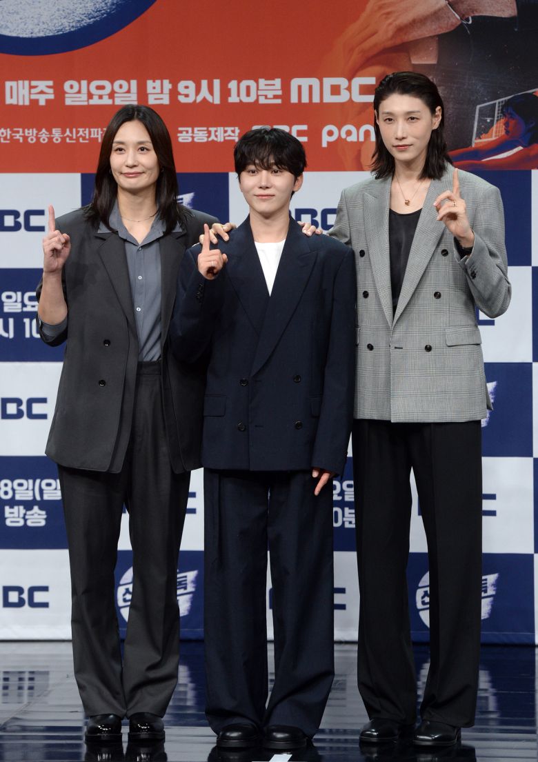 전 배구선수 표승주, 가수 부승관, 전 배구선수 김연경(왼쪽부터)이 24일 서울 마포구 MBC 골든마우스홀에서 열린 MBC 새 예능 프로그램 ‘신인감독 김연경’ 제작발표회'에서 포즈를 취하고 있다. 김두홍 기자