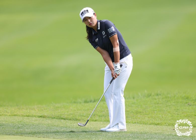 성유진이 26일 경기도 여주 블루헤런CC에서 열린 대회 2라운드 1번 홀에서 칩샷을 하고있다. KLPGT 제공