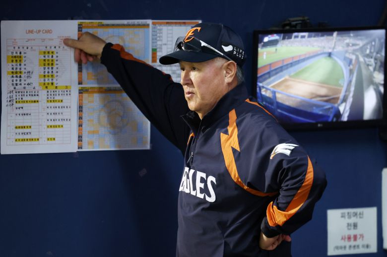 [서울=뉴시스] 조성우 기자 = 25일 오후 서울 송파구 잠실야구장에서 열린 2025 KBO리그 한화 이글스와 두산 베어스의 경기, 김경문 한화 감독이 0-7로 뒤진 두산 7회말 공격을 지켜보고 있다. 2025.09.25. xconfind@newsis.com