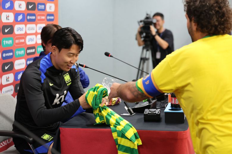 브라질과 친선평가전을 앞둔 대한민국 축구 국가대표팀 손흥민이 9일 오후 서울 마포구 상암월드컵경기장에서 열린 공식 기자회견에서 브라질 취재진으로부터 추선선물인 스낵과 옷을 받고 있다. 사진=뉴시스