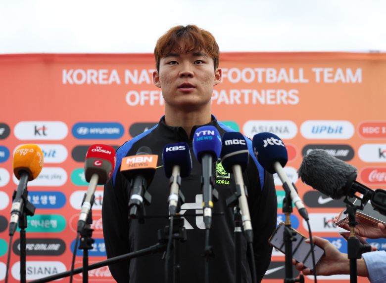 대한민국 축구대표팀 오현규가 12일 경기 고양종합운동장 보조구장에서 파라과이전 대비 훈련에 앞서 취재진의 질문에 답하고 있다. 사진=뉴시스