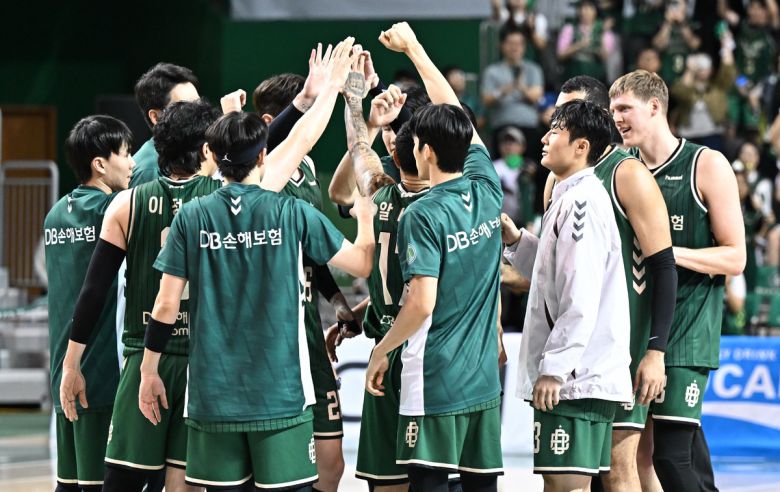 프로농구 DB 선수단이 지난 8일 정관장에 승리한 뒤 기쁨을 나누고 있다. 사진=KBL 제공