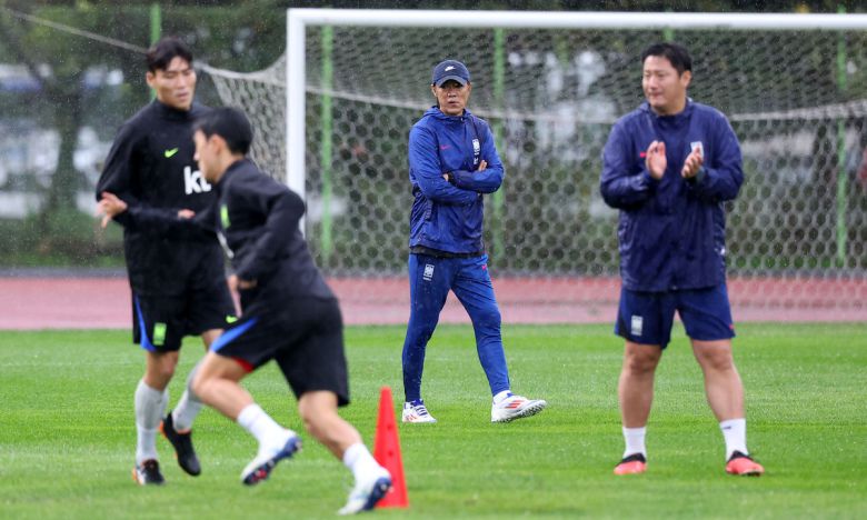 홍명보 축구대표팀 감독이 13일 경기 고양시 고양종합운동장 보조구장에서 훈련을 지도하고 있다. 사진=뉴시스