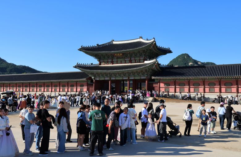 8일 오후 서울 종로구 경복궁이 시민들과 내외국인 관광객들로 북적이고 있다. 뉴시스