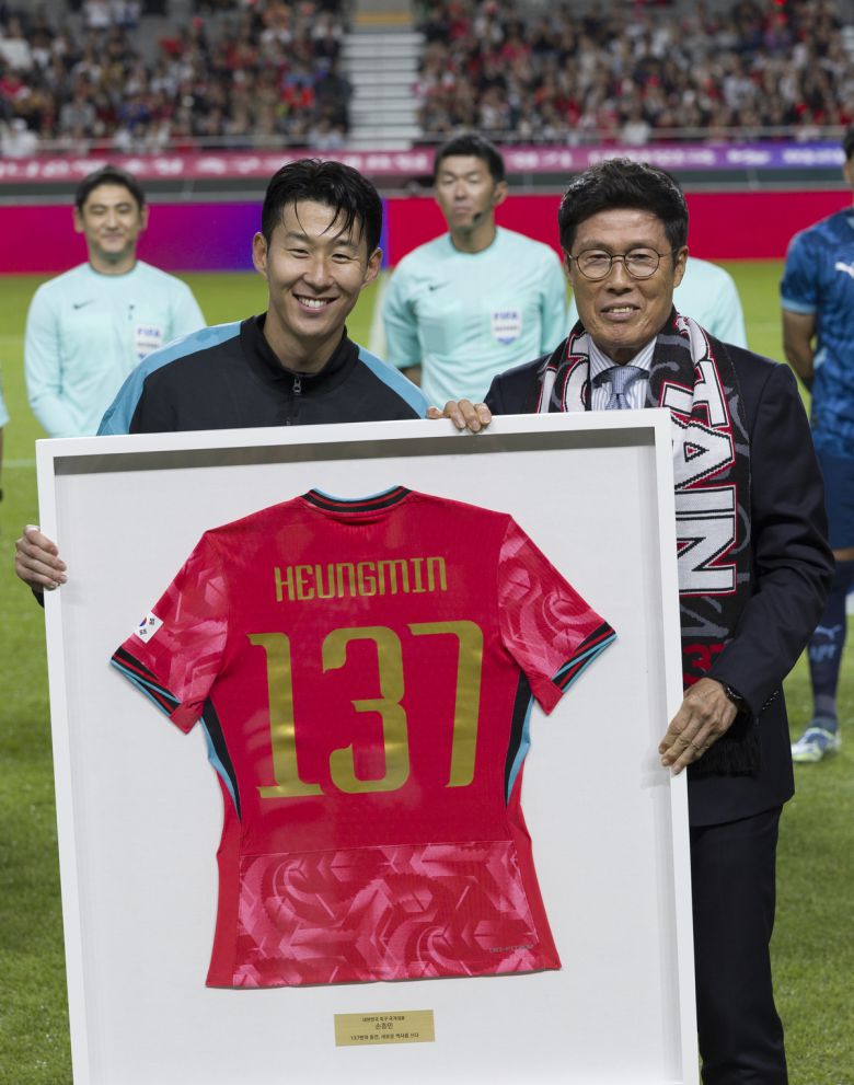 한국 남자 선수 A매치 최다 출전한 손흥민이 14일 오후 서울 마포구 서울월드컵경기장에서 파라과이와의 평가전에서 앞서 차범근 전 감독에게 기념 유니폼을 전달받고 기념촬영을 하고 있다. 사진=뉴시스