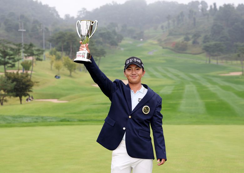 옥태훈이 지난 4일 열린 KPGA 투어 경북오픈에서 우승을 차지하고 트로피를 번쩍 들어올리고 있다. 사진=KPGA 제공