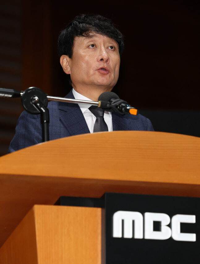 안형준 MBC 사장이 15일 오전 서울 마포구 MBC에서 열린 고 오요안나 1주기 관련 대국민 기자회견에서 발언을 하고 있다. 뉴시스 제공