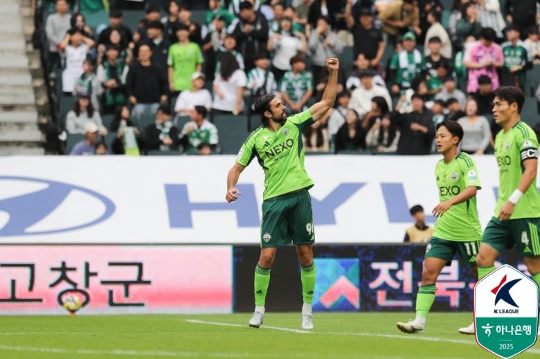 전북 콤파뇨가 18일 전주월드컵경기장에서 열린 수원FC와의 홈 경기에서 전반 1부 선제골을 넣고 기뻐하고 있다. 사진=한국프로축구연맹 제공