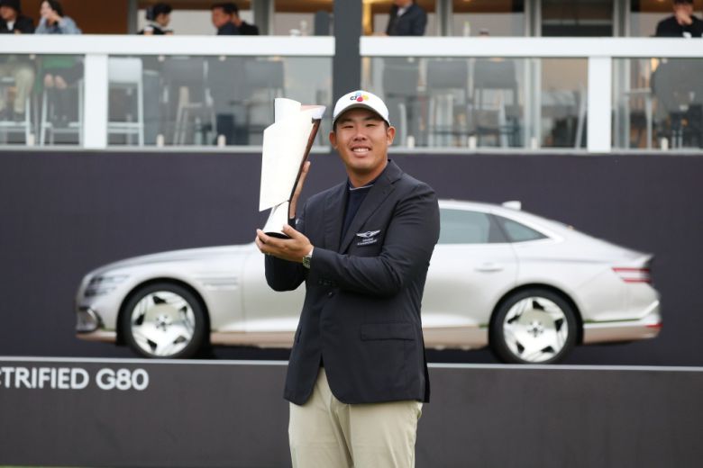 안병훈이 2024년 제네시스 챔피언십 우승을 거두고 기념촬영을 하고 있다. 사진=KPGA 제공