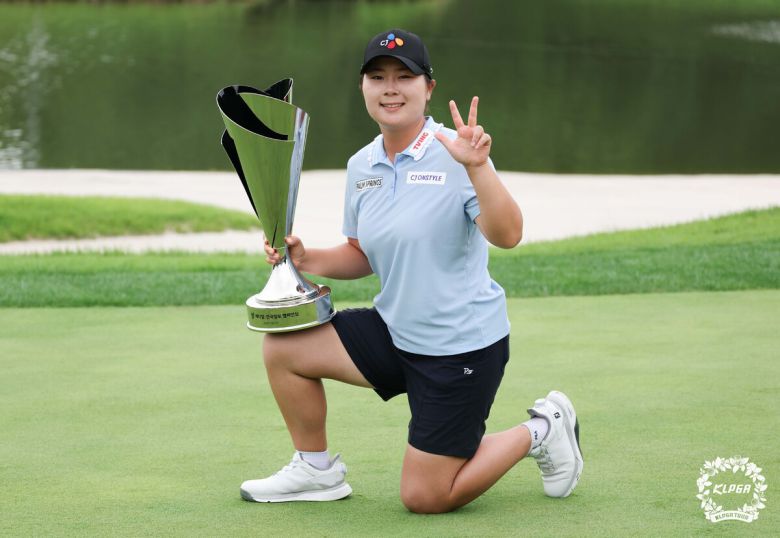 홍정민이 지난 8월 열린 KLPGA 투어 메디힐·한국일보 챔피언십에서 우승을 차지하고 트로피와 함께 기념촬영을 하고 있다. 사진=KLPGT 제공