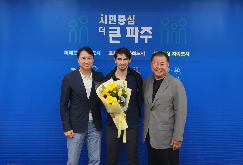 파주 초대 사령탑을 맡는 제라드 누스 감독(가운데)이 포즈를 취하고 있다. 사진=파주시민축구단 제공