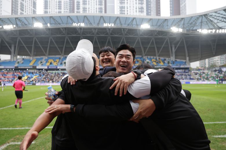 윤정환 인천 감독이 26일 K리그2 우승겸 K리그1 승격이 확정되자 기뻐하고 있다. 사진=한국프로축구연맹 제공