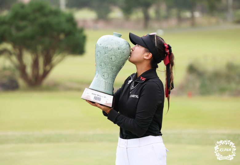 리슈잉이 우승트로피에 입을 맞추고 있다. 사진=KLPGA 제공