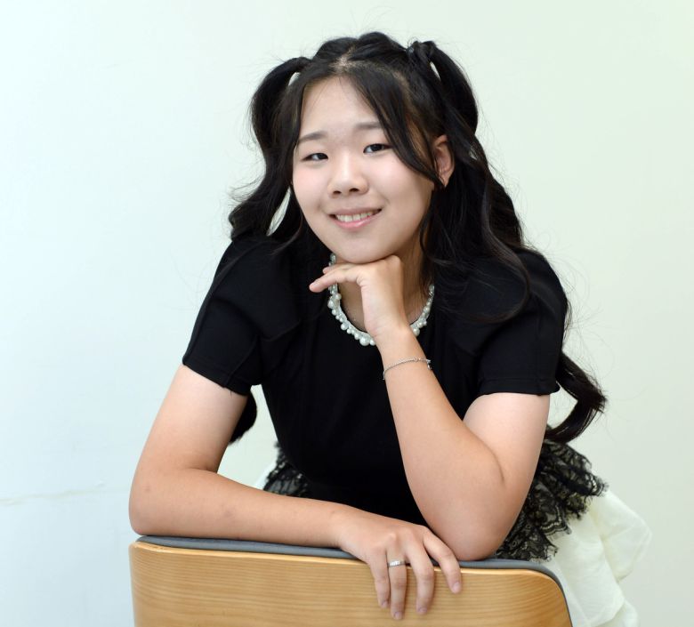 트로트 가수 김보민이 인터뷰 후 사진촬영을 진행하고 있다. 김용학 기자