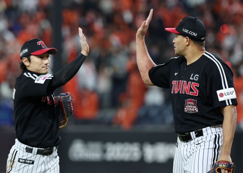 LG 요니 치리노스가 30일 대전 한화생명볼파크에서 열린 한화와의 2025 KBO리그 포스트시즌(PS) 한국시리즈(KS·7전4선승제) 4차전에 등판해 호수비를 펼친 신민재와 하이파이브를 나누고 있다. 사진=뉴시스