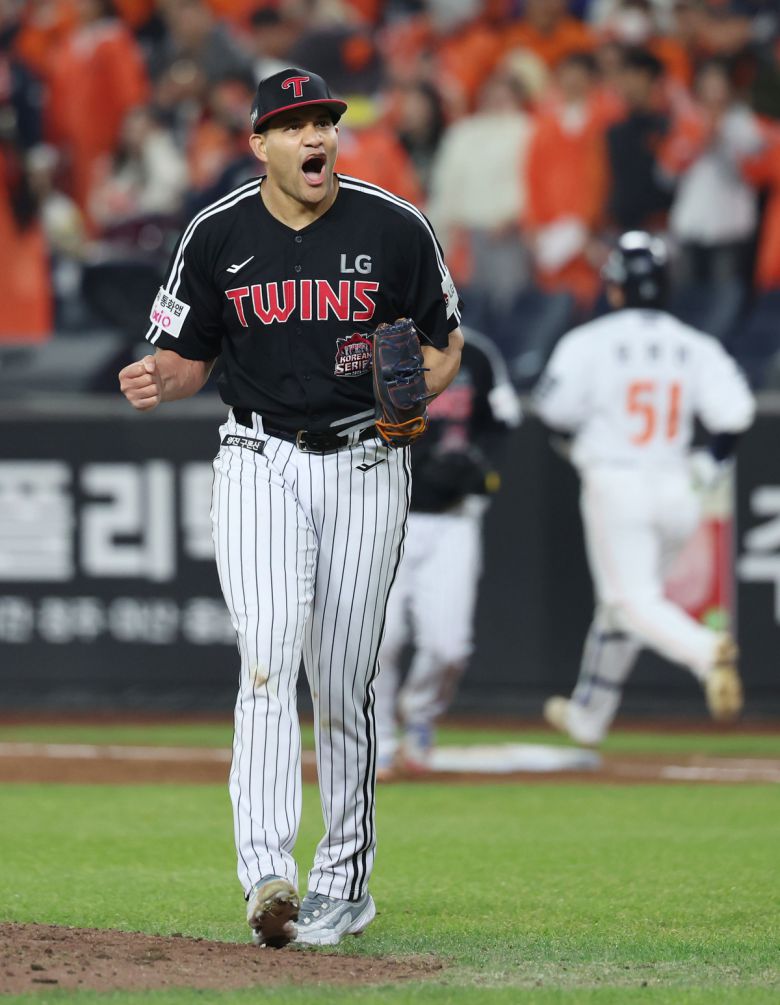 LG 요니 치리노스가 30일 대전 한화생명볼파크에서 열린 한화와의 2025 KBO리그 포스트시즌(PS) 한국시리즈(KS·7전4선승제) 4차전에 등판해 아웃카운트를 잡고 세리머니하고 있다. 사진=뉴시스