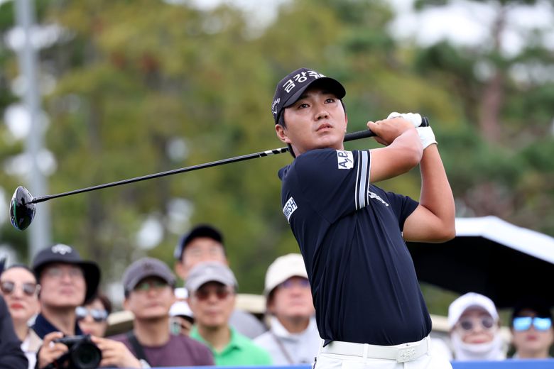 옥태훈이 힘차게 스윙한 후, 자신의 타구를 지켜보고 있다. 사진=KPGA 제공