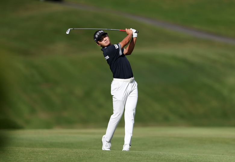 옥태훈이 힘차게 스윙한 후, 자신의 타구를 지켜보고 있다. 사진=KPGA 제공