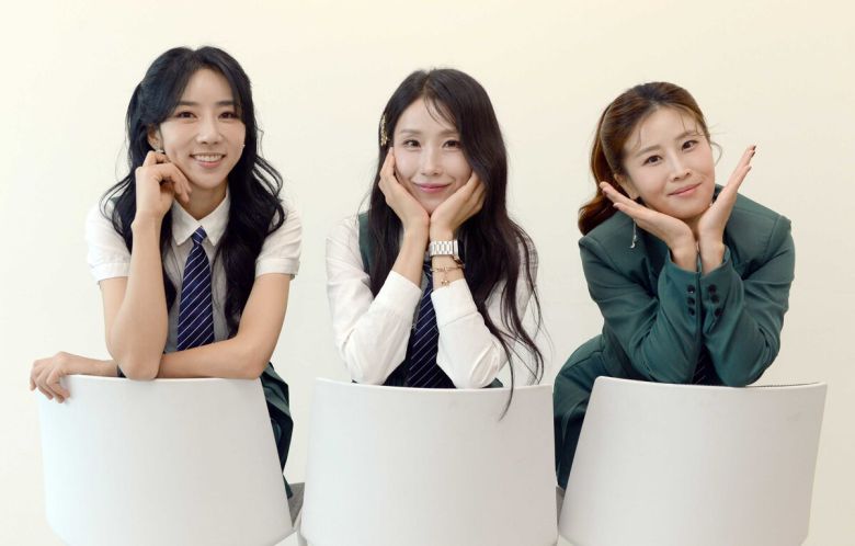 트로트 걸그룹 오로라(황후, 민정, 미우)가 스포츠월드와 인터뷰 전 사진 촬영을 하고 있다. 사진=김용학 기자
