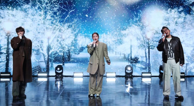 그룹 어반자카파가 3일 오후 서울 강남구 일지아트홀에서 열린 새 EP 앨범 'STAY' 발매 기념 음감회에서 무대를 선보이고 있다. [사진=뉴시스]