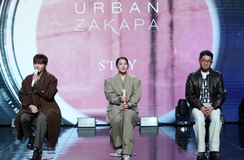 그룹 어반자카파 권순일(왼쪽)이 3일 오후 서울 강남구 일지아트홀에서 열린 새 EP 앨범 'STAY' 발매 기념 음감회에서 인사말을 하고 있다. [사진=뉴시스]