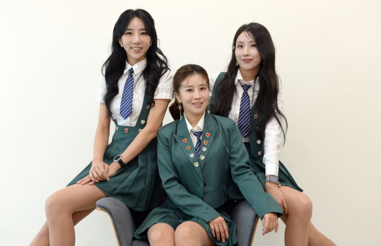 트로트 걸그룹 오로라(황후, 민정, 미우)가 스포츠월드와 인터뷰 전 사진 촬영을 하고 있다. 사진=김용학 기자