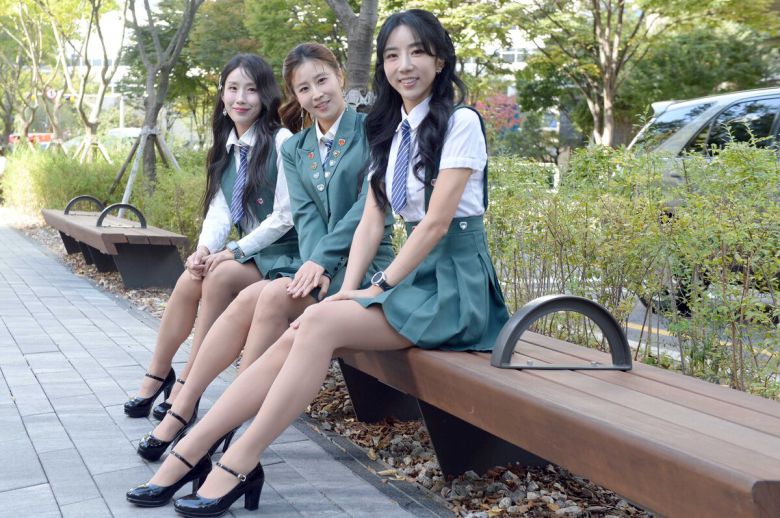 트로트 걸그룹 오로라(황후, 민정, 미우)가 스포츠월드와 인터뷰 전 사진 촬영을 하고 있다. 사진=김용학 기자