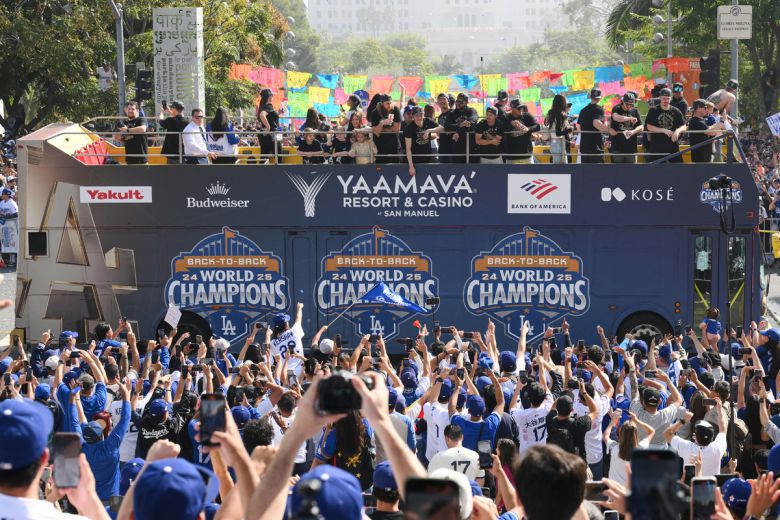 LA 다저스 선수단이 4일 미국 로스앤젤레스에서 열린 다저스의 2025 월드시리즈 우승 축하 카퍼레이드에 참석해 팬들과 기쁨을 나누고 있다. 사진=AP/뉴시스