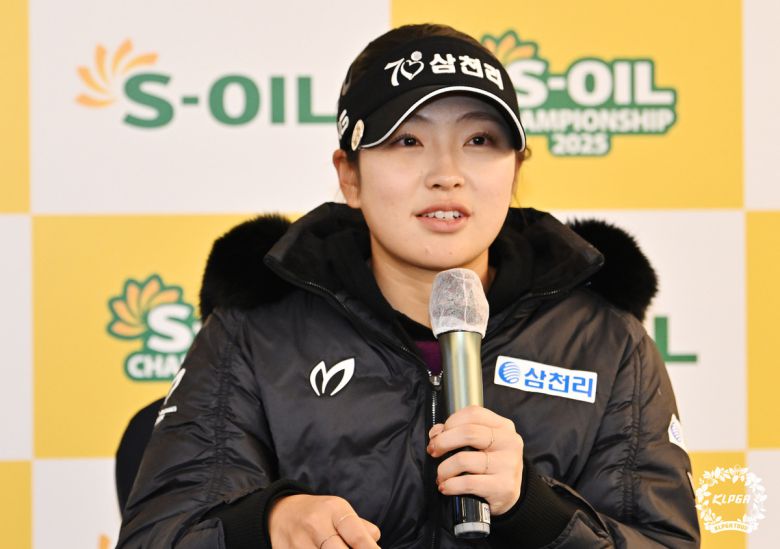유현조가 지난 2일 열린 KLPGA 투어 에쓰오일 챔피언십에서 2025시즌 위메이드 대상 수상을 확정한 후, 인터뷰에 임하고 있다. 사진=KLPGT 제공