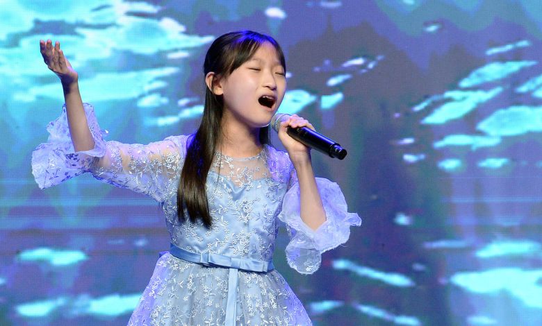 가수 이가영이 6일 서울 용산구 노들섬 라이브하우스에서 열린 세계비즈앤스포츠월드 창간 20주년 기념 ‘다문화 가정 돕기 희망 Big 콘서트’에서 열창하고 있다. 김두홍 기자.